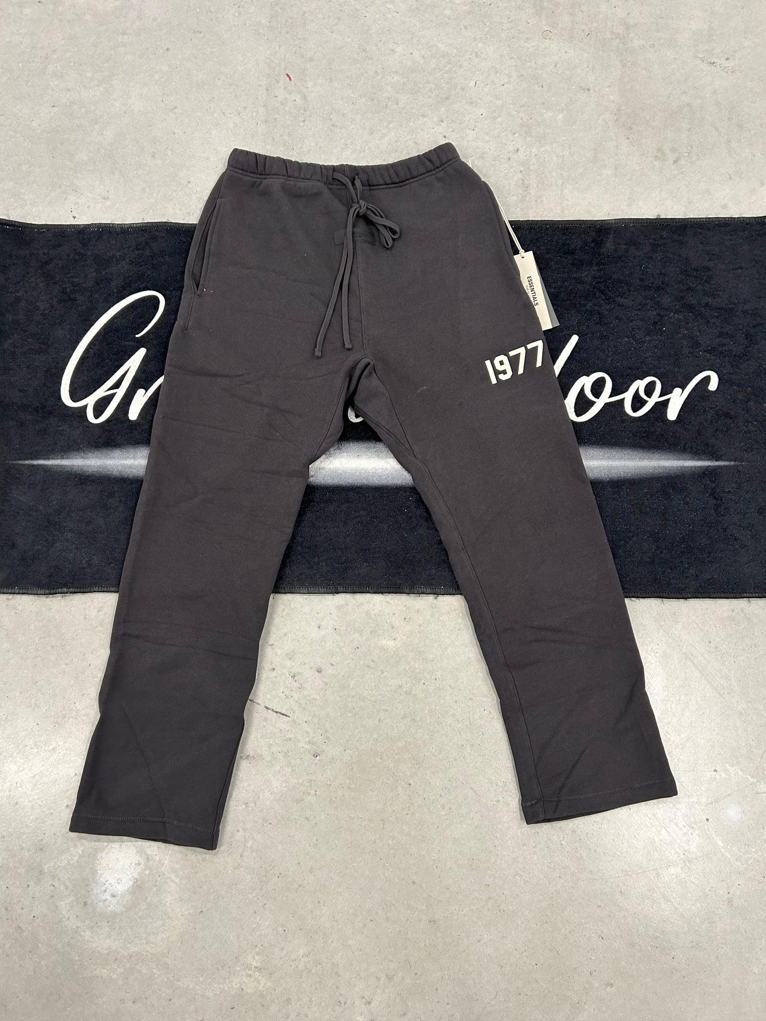 Essentials “1977” iron” open cut pants