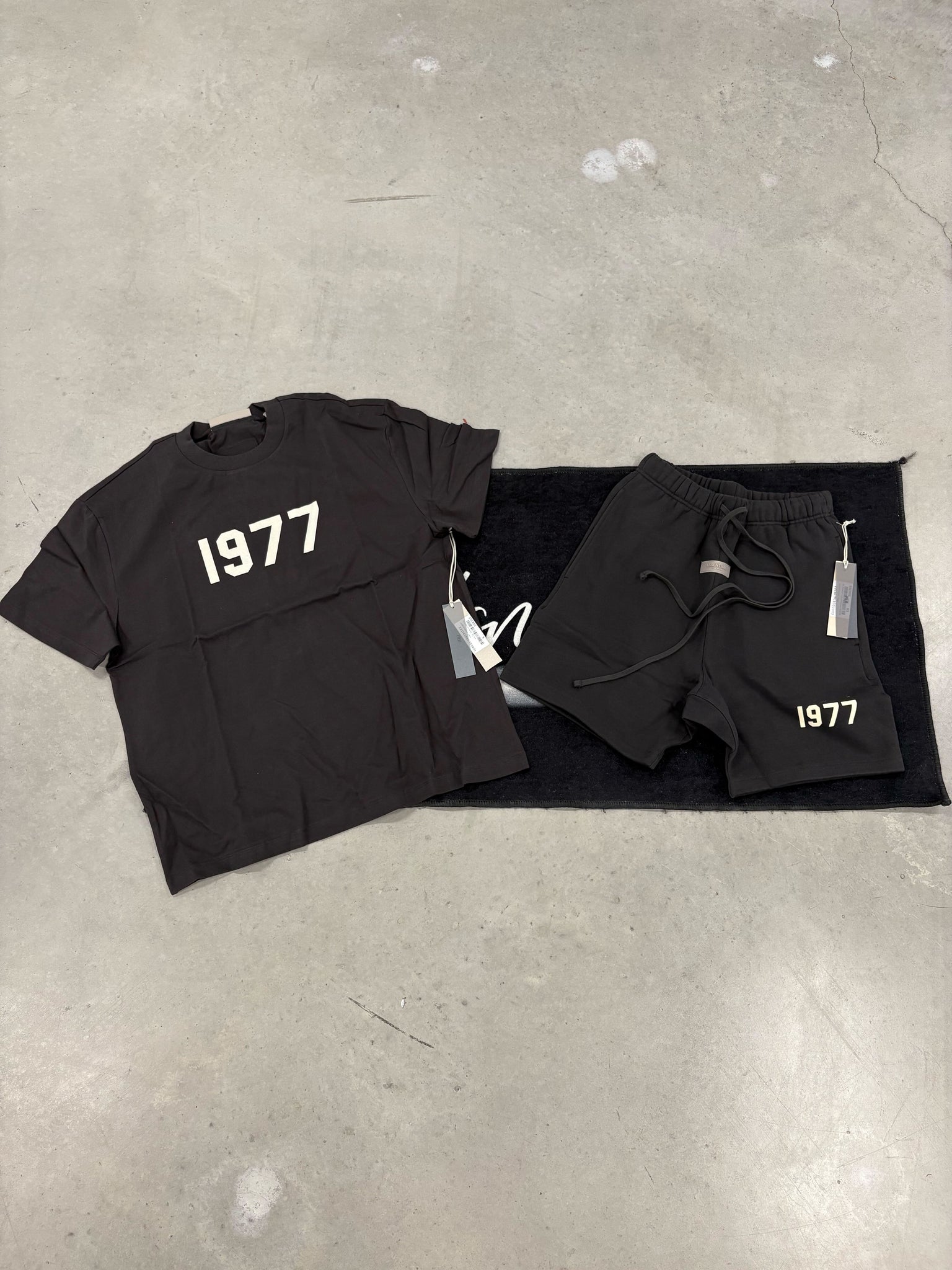 Essentials Iron 1977 SS Summer Set