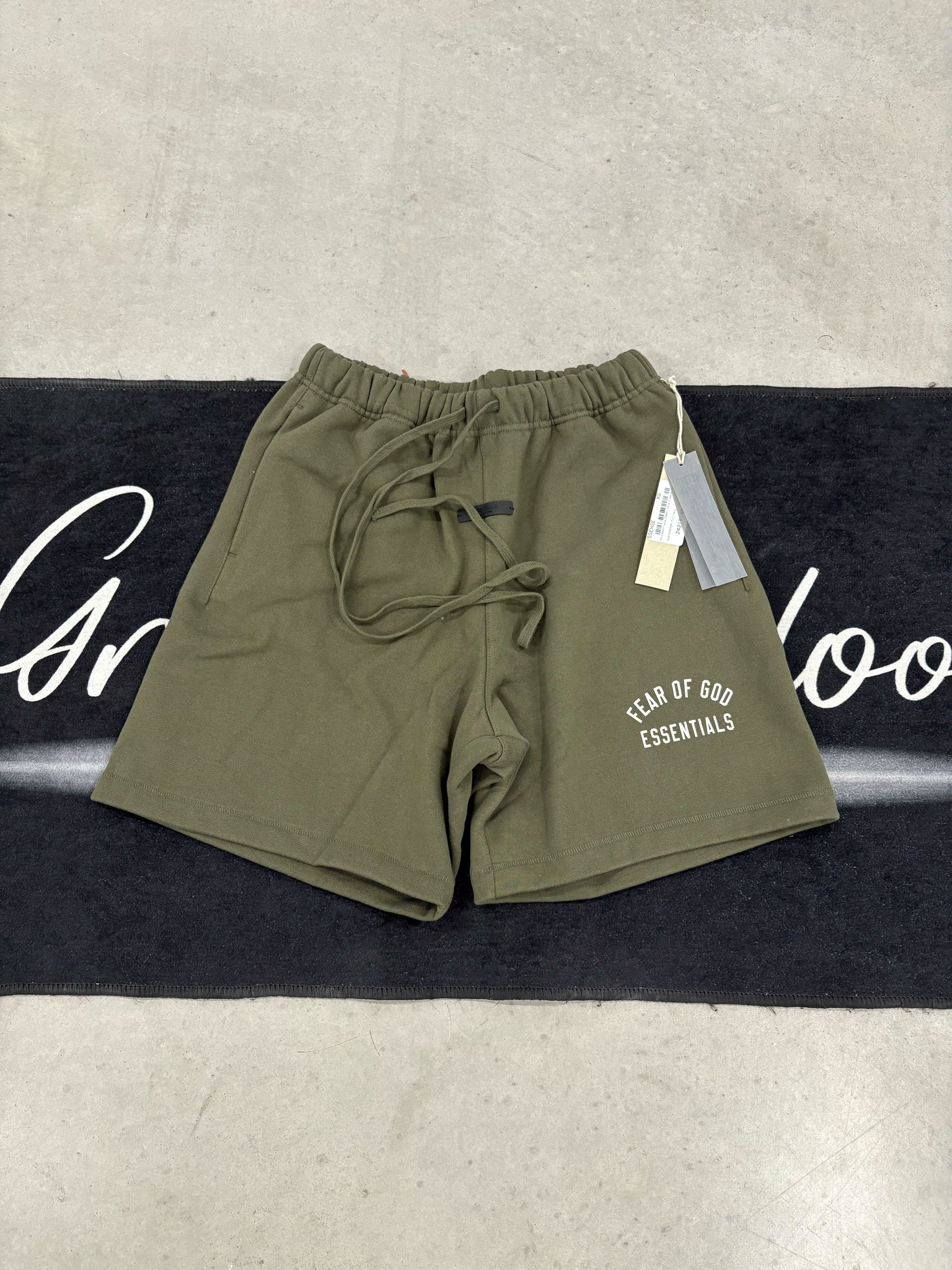 Essentials "Military State SS24" short