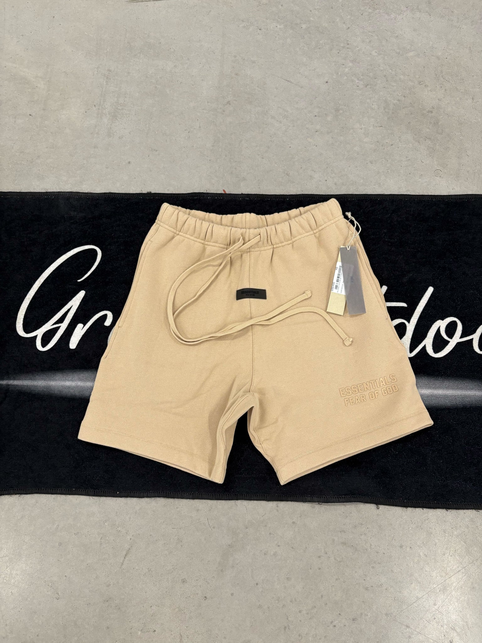 Essentials "Sand SS23" short