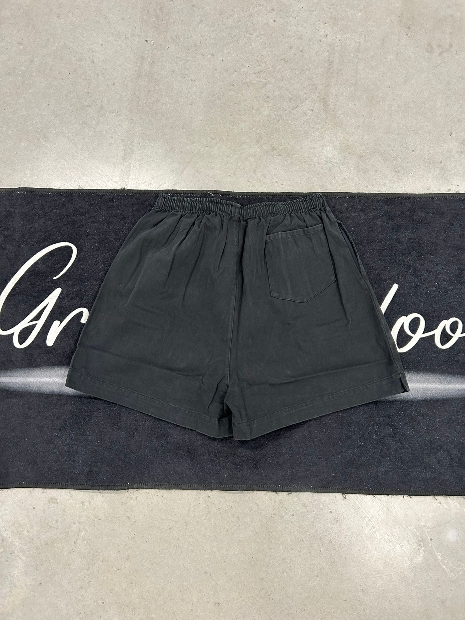 Gallery dept "Black" short