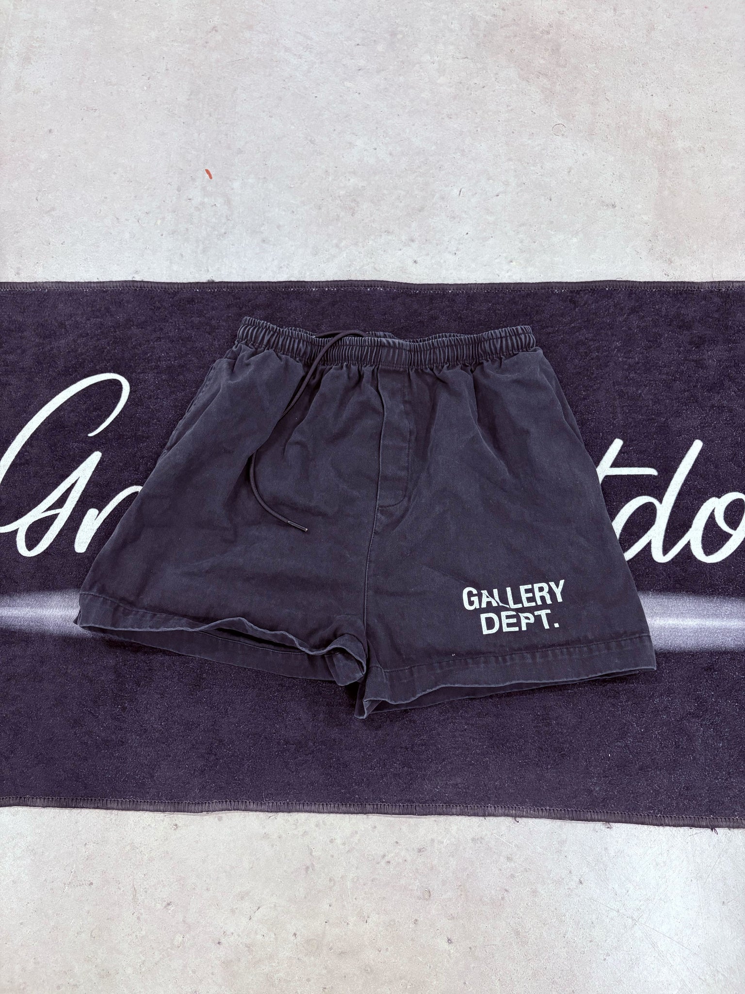 Gallery dept Black short (used)