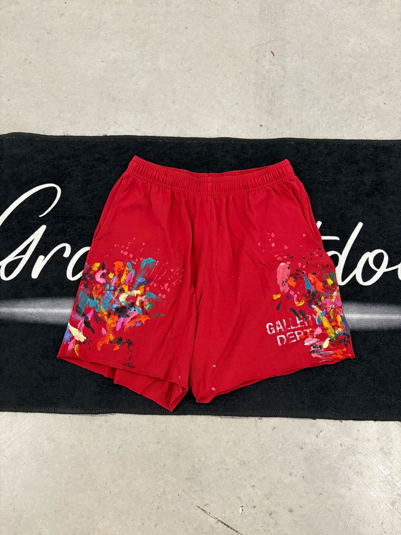 Gallery dept "paint red" short (used)