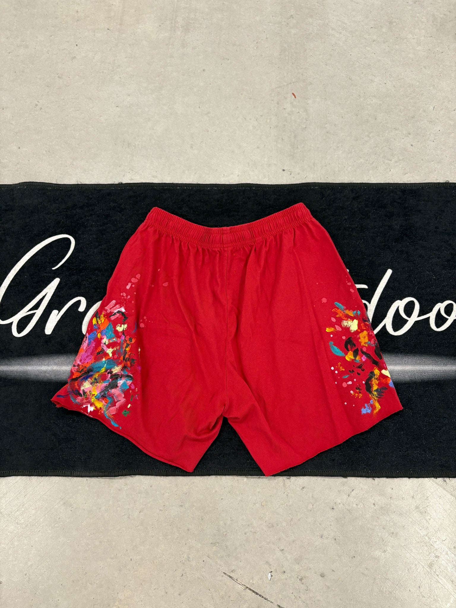 Gallery dept "paint red" short (used)