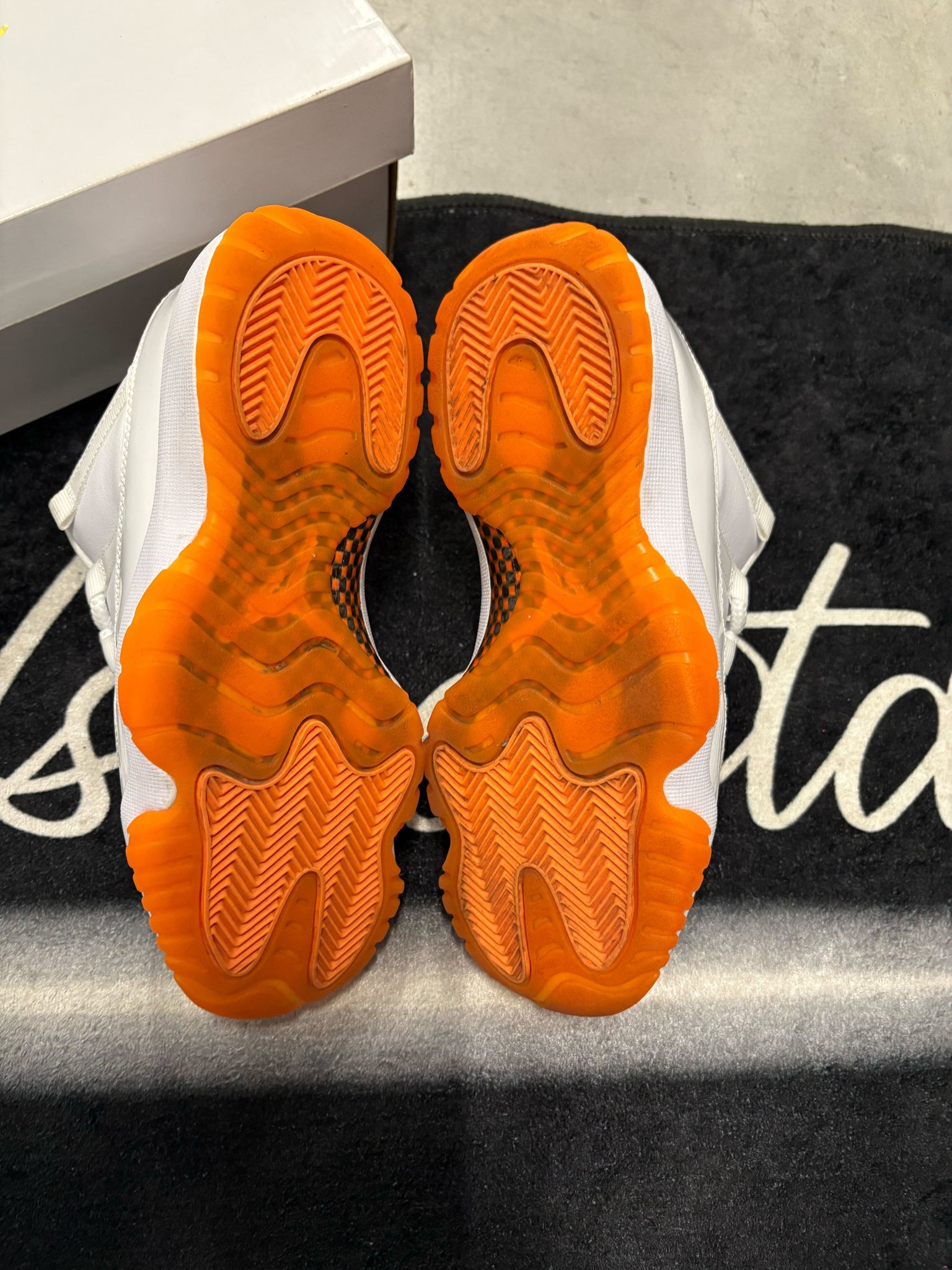 Jordan 11 Low "Orange Lazer"