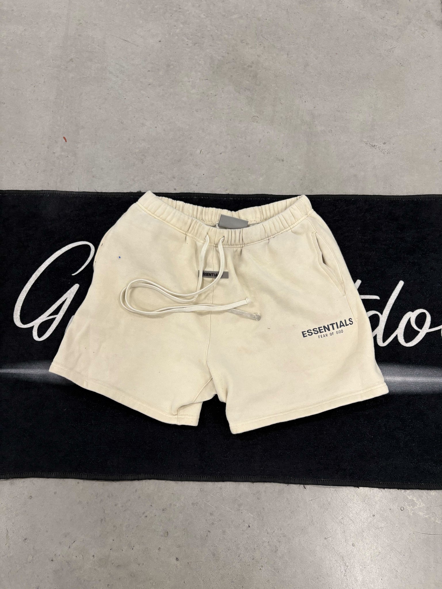 Essentials "cream 2020" short (used)