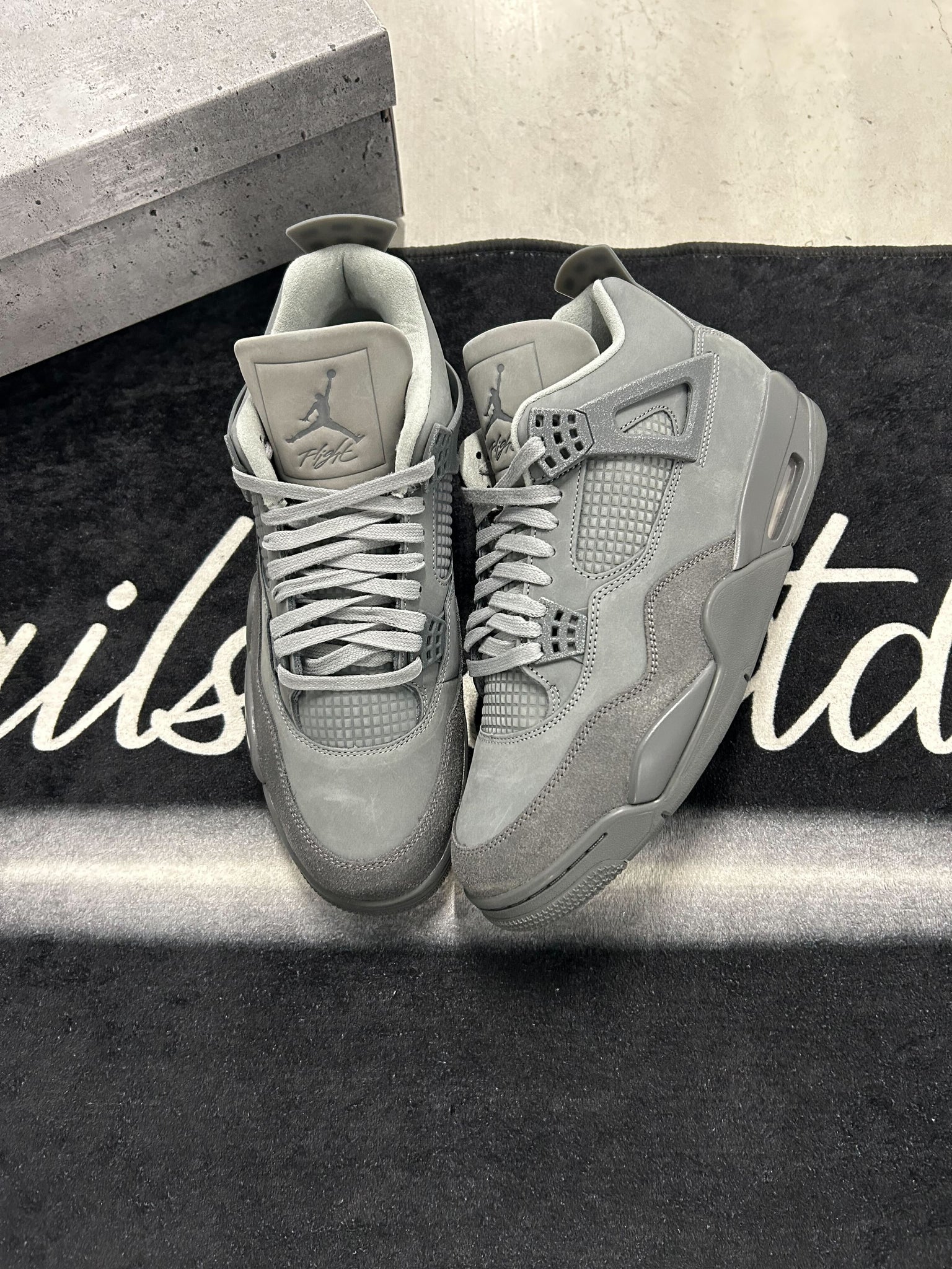 Jordan 4 "Wet Cement"