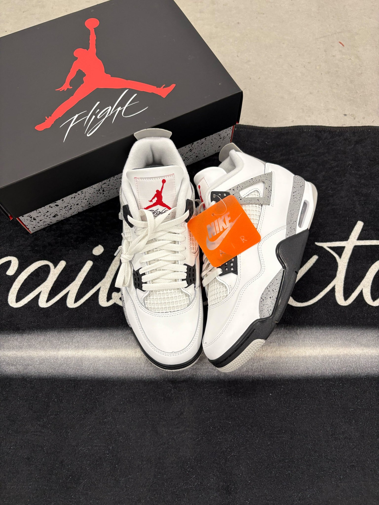 Jordan 4 "White Cement" shoe